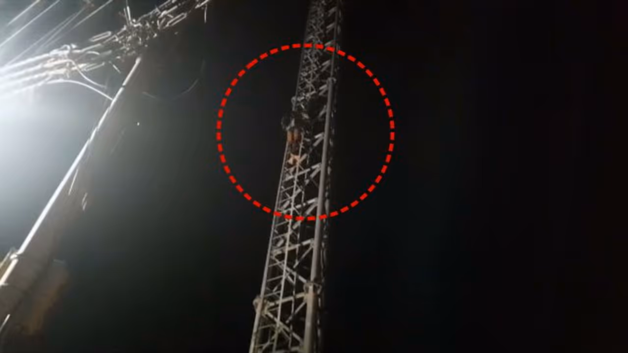 പൊലീസിനെയും ഫയർഫോഴ്സിനെയും വെള്ളം കുടിപ്പിച്ച് മൊബൈൽ ടവറിൽ യുവാവിന്റെ ആത്മഹത്യാ ഭീഷണി പൊലീസിനെയും ഫയർഫോഴ്സിനെയും വെള്ളം കുടിപ്പിച്ച് മൊബൈൽ ടവറിൽ യുവാവിന്റെ ആത്മഹത്യാ ഭീഷണി