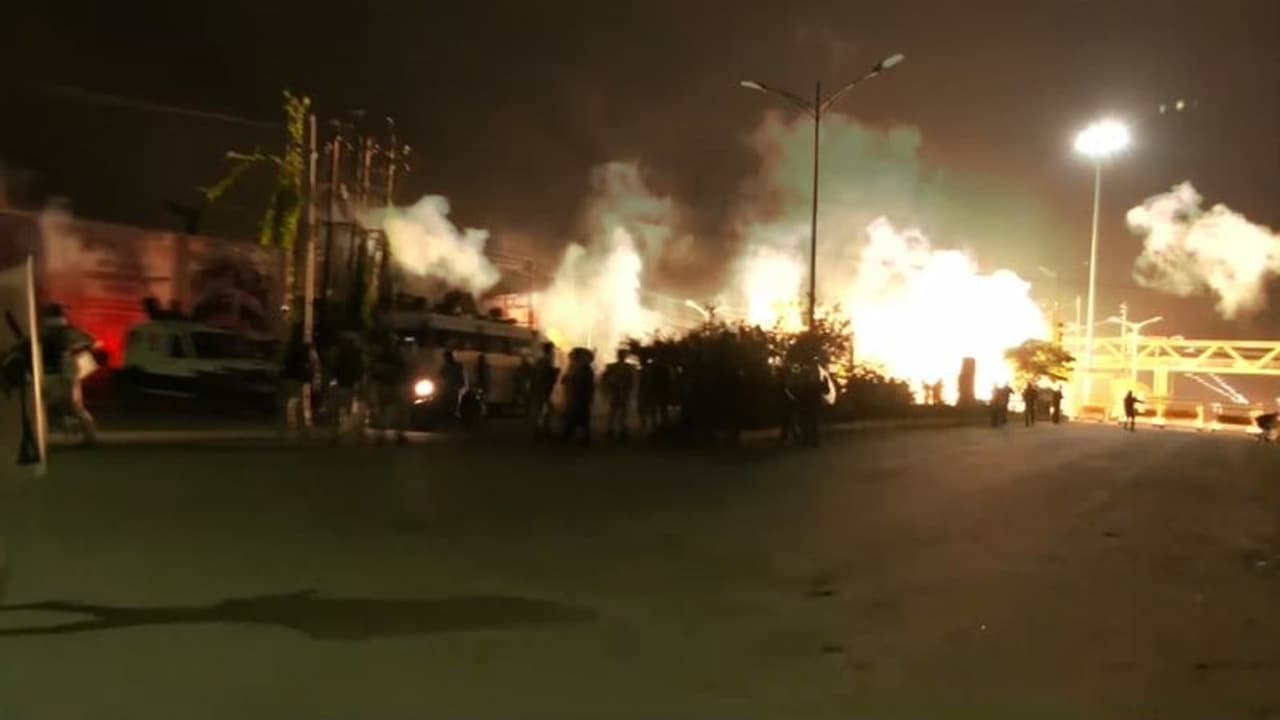 Manipur: మహిళల సారథ్యంలోని మూక.. ఇళ్లు, పాఠశాలను కాల్చి బూడిద చేసింది! Manipur: మహిళల సారథ్యంలోని మూక.. ఇళ్లు, పాఠశాలను కాల్చి బూడిద చేసింది!