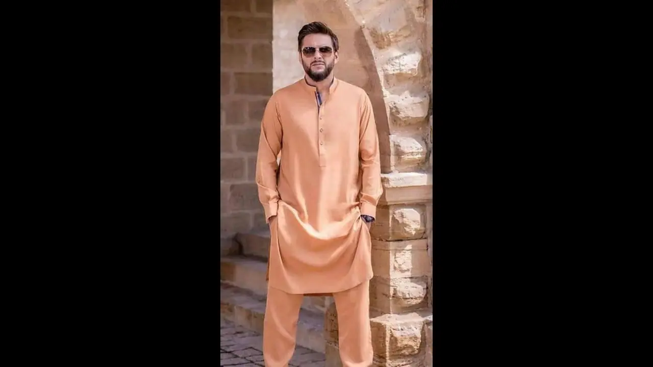 ஒரு கையில் துண்டிக்கப்பட்ட ஆட்டு தலை, ஒரு கையில் குழந்தையை பிடித்தபடி போஸ் கொடுத்த ஷாகீத் அப்ரிதி! ஒரு கையில் துண்டிக்கப்பட்ட ஆட்டு தலை, ஒரு கையில் குழந்தையை பிடித்தபடி போஸ் கொடுத்த ஷாகீத் அப்ரிதி!