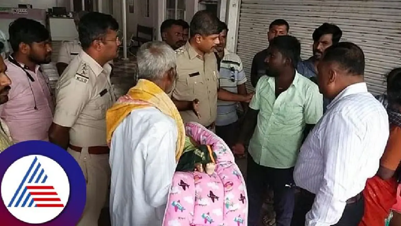 ವೈದ್ಯರ ನಿರ್ಲಕ್ಷದಿಂದ 4 ತಿಂಗಳ ಮಗು ಸಾವು ಆರೋಪ; ಆಸ್ಪತ್ರೆ ಮುಂದೆ ಸಂಬಂಧಿಕರು ಪ್ರತಿಭಟನೆ ವೈದ್ಯರ ನಿರ್ಲಕ್ಷದಿಂದ 4 ತಿಂಗಳ ಮಗು ಸಾವು ಆರೋಪ; ಆಸ್ಪತ್ರೆ ಮುಂದೆ ಸಂಬಂಧಿಕರು ಪ್ರತಿಭಟನೆ