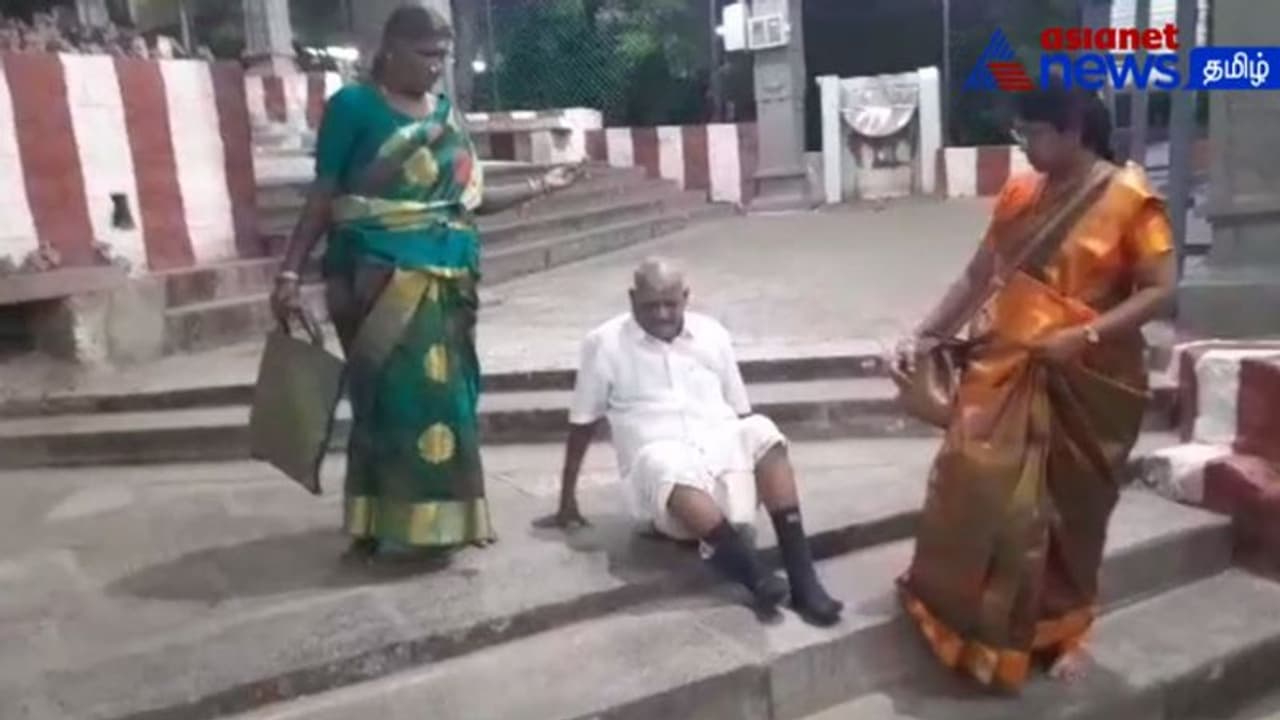 பழனி | முதியவரை ஏற்ற மறுத்த இழுவை ரயில் நிர்வாகம்! இயலாத காலத்தில் தவழந்து தவழ்ந்து படி இறங்கிய முதியவர்! பழனி | முதியவரை ஏற்ற மறுத்த இழுவை ரயில் நிர்வாகம்! இயலாத காலத்தில் தவழந்து தவழ்ந்து படி இறங்கிய முதியவர்!