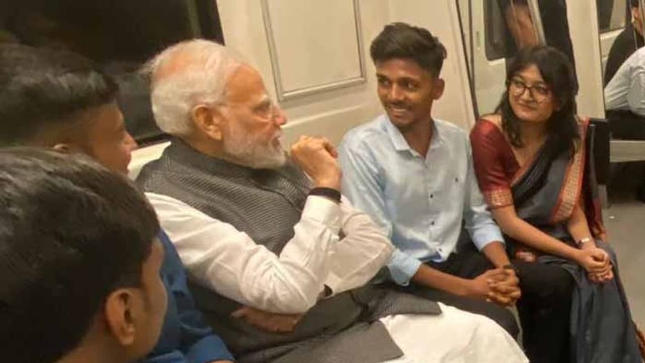 ఢిల్లీ మెట్రోలో మోడీ ప్రయాణం: ప్రయాణీకులతో నవ్వుతూ సంభాషణ ఢిల్లీ మెట్రోలో మోడీ ప్రయాణం: ప్రయాణీకులతో నవ్వుతూ సంభాషణ