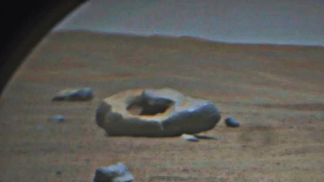 செவ்வாய் கிரகத்தில் ‘டோனட்’ வடிவ பாறை.. நாசாவின் Perseverance ரோவர் எடுத்த புகைப்படத்தை பார்த்தீங்களா?