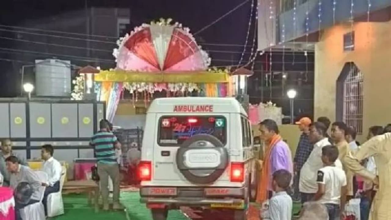 അപകടം പറ്റി ആശുപത്രിയിലായി, വിവാഹദിനത്തിൽ ആംബുലൻസിൽ വേദിയിലെത്തി വരൻ അപകടം പറ്റി ആശുപത്രിയിലായി, വിവാഹദിനത്തിൽ ആംബുലൻസിൽ വേദിയിലെത്തി വരൻ