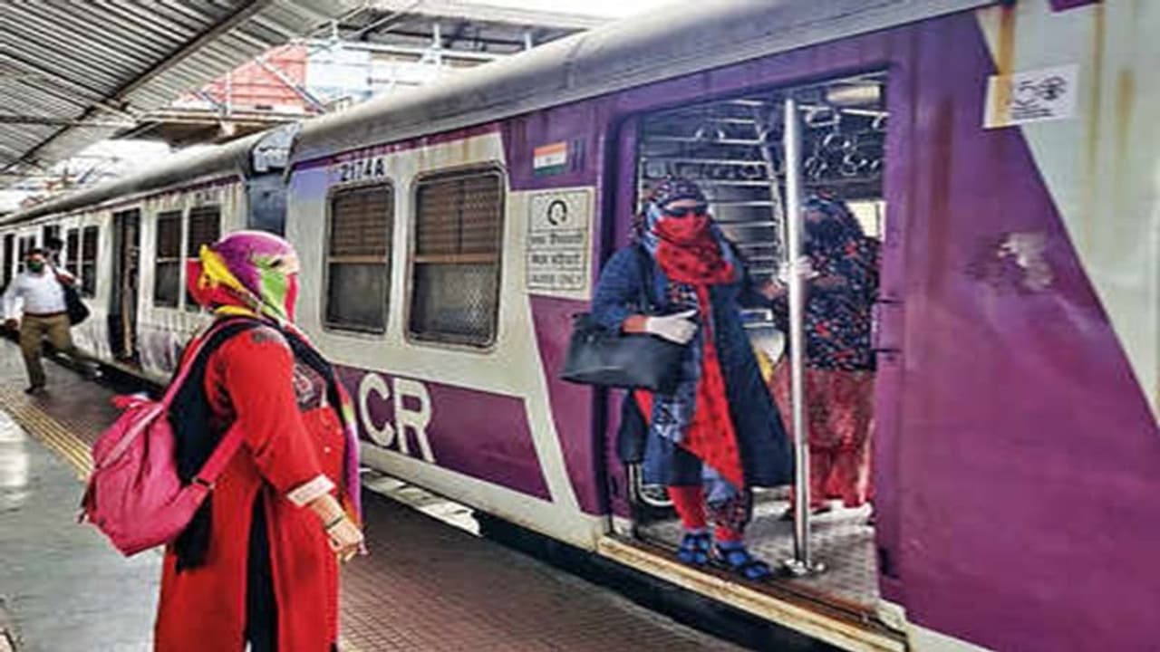 ಮುಂಬೈ ಲೋಕಲ್ ಟ್ರೈನ್ ಮಹಿಳಾ ಬೋಗಿಯಲ್ಲಿ ಬೆತ್ತಲೆ ಪ್ರಯಾಣಿಸಿದ ಪುರುಷ : ವೀಡಿಯೋ ವೈರಲ್ ಮುಂಬೈ ಲೋಕಲ್ ಟ್ರೈನ್ ಮಹಿಳಾ ಬೋಗಿಯಲ್ಲಿ ಬೆತ್ತಲೆ ಪ್ರಯಾಣಿಸಿದ ಪುರುಷ : ವೀಡಿಯೋ ವೈರಲ್