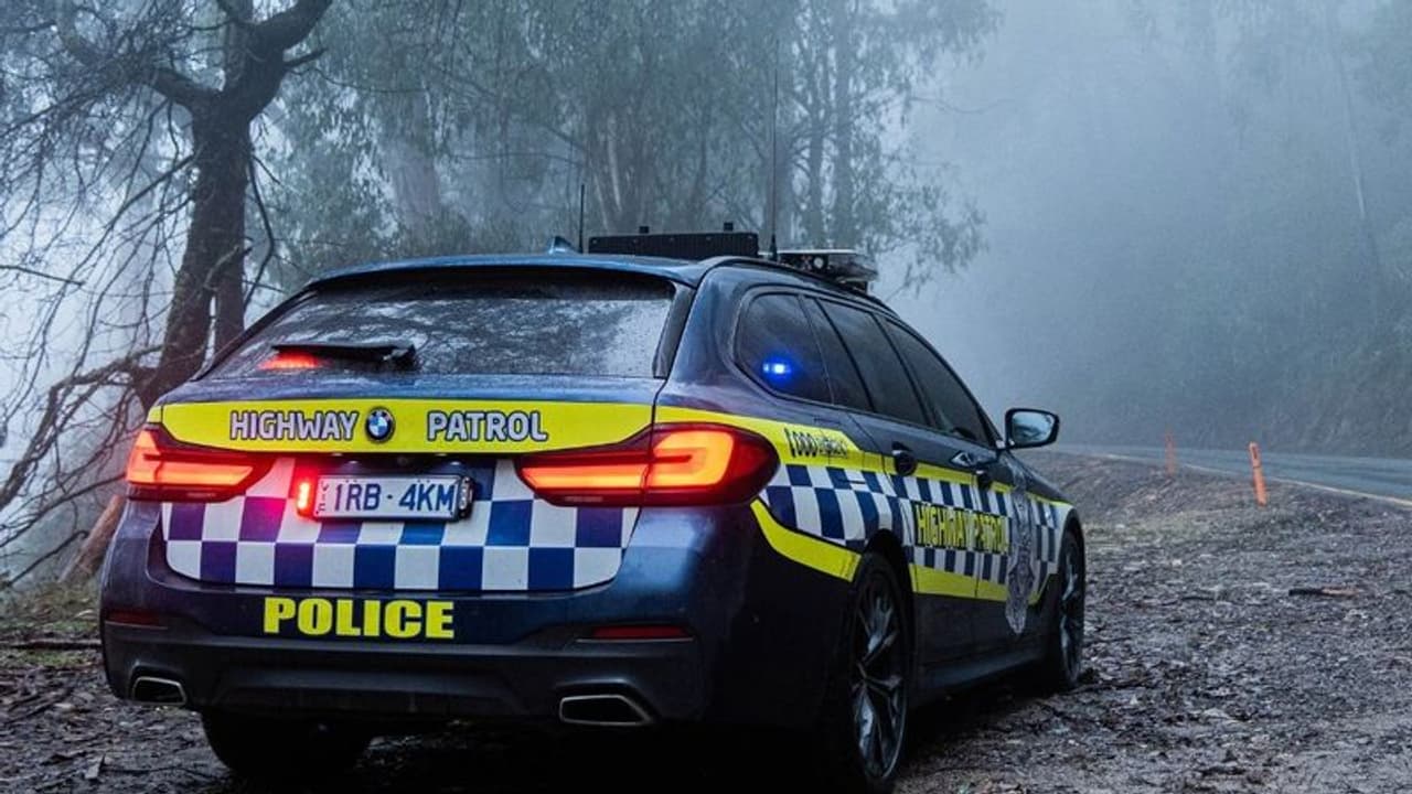 మూవీ స్టైల్ ఛేజింగ్.. కారుపైకి ఎక్కి బోల్తా కొట్టిన మ‌రో కారు.. షాకింగ్ యాక్సిడెంట్ వీడియో వైర‌ల్.. 