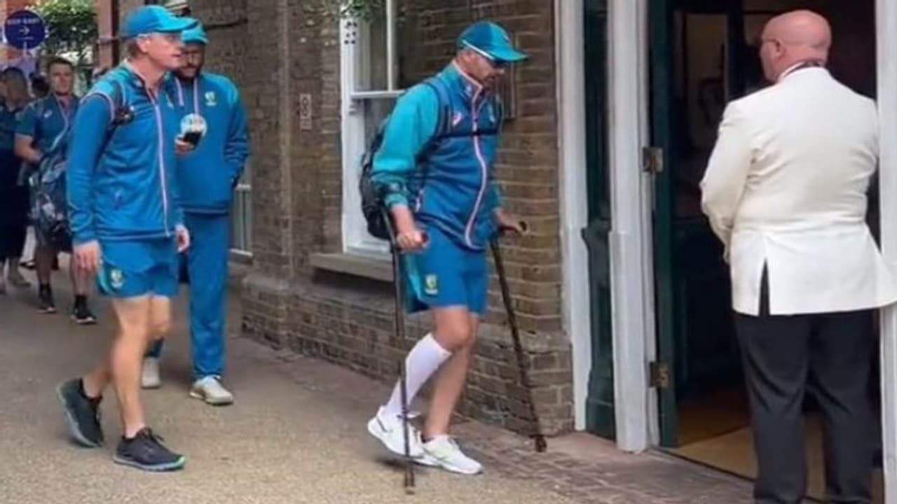 ஸ்டிக் ஊன்றி நடக்கும் நாதன் லயான்; இன்று விளையாட வாய்ப்பில்லை; ஆஸிக்கு பின்னடைவு! ஸ்டிக் ஊன்றி நடக்கும் நாதன் லயான்; இன்று விளையாட வாய்ப்பில்லை; ஆஸிக்கு பின்னடைவு!