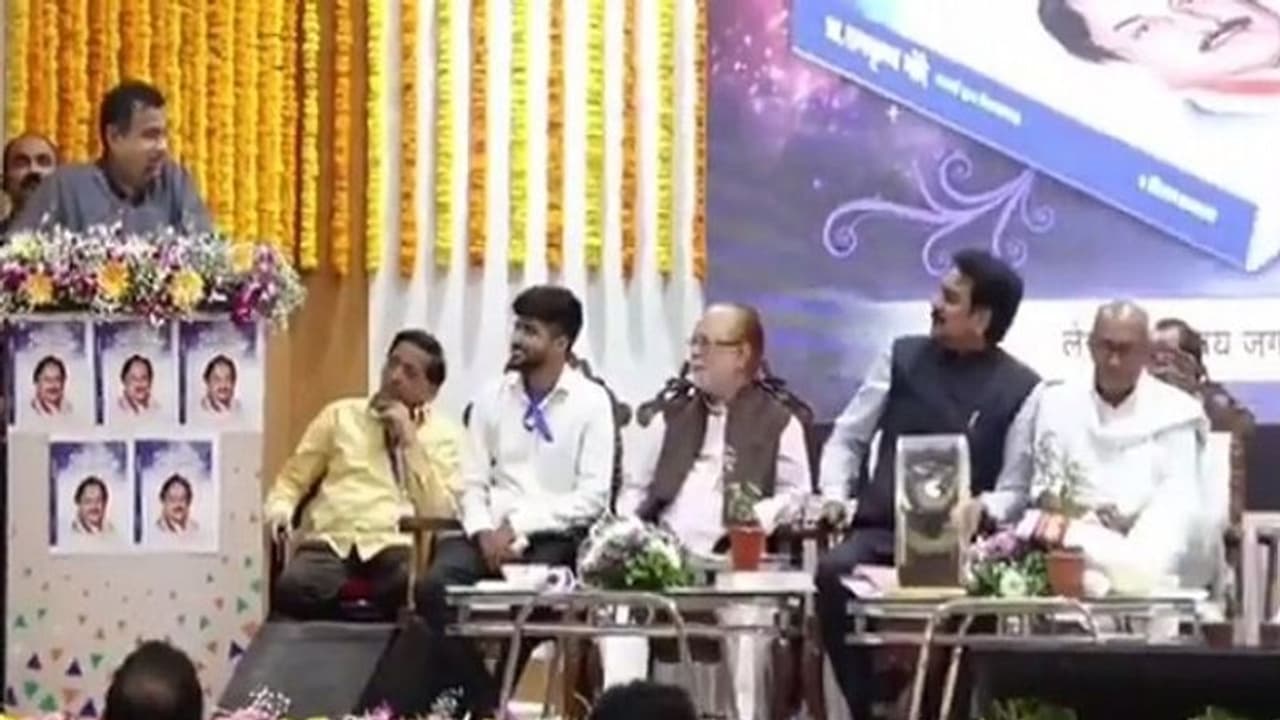 అరుదైన రాజకీయ సన్నివేశం.. దిగ్విజయ్ సింగ్ ను ప్రశంసించిన నితిన్ గడ్కరీ.. ఒకే వేదికపై కాంగ్రెస్, బీజేపీ నాయకులు