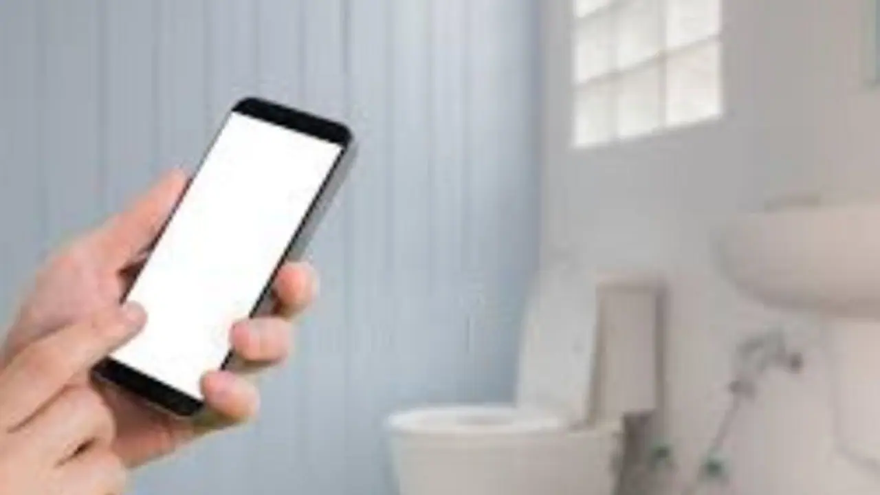 ടോയ്‌ലറ്റില്‍ പോകുമ്പോൾ ഫോൺ വേണോ ? അത് വന്‍ പണി തരും.! 