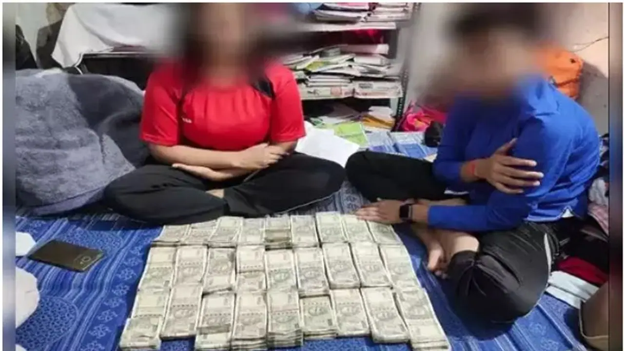 നോട്ടുകെട്ടുകള്‍ക്ക് നടുവില്‍ കുടുംബസമേതം സെല്‍ഫിയെടുത്ത് പൊലീസുകാരന്‍ , അന്വേഷണത്തിന് ഉത്തരവിട്ട് എസ്പി