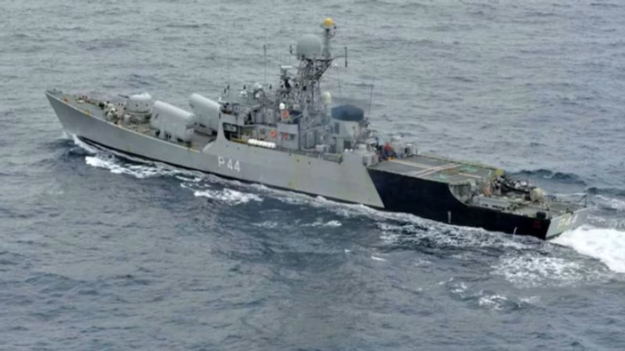 Indian Navy : இதுவே முதல் முறை.. வியட்நாமிற்கு அதிநவீன போர்க்கப்பல் பரிசளித்த இந்தியா! Indian Navy : இதுவே முதல் முறை.. வியட்நாமிற்கு அதிநவீன போர்க்கப்பல் பரிசளித்த இந்தியா!