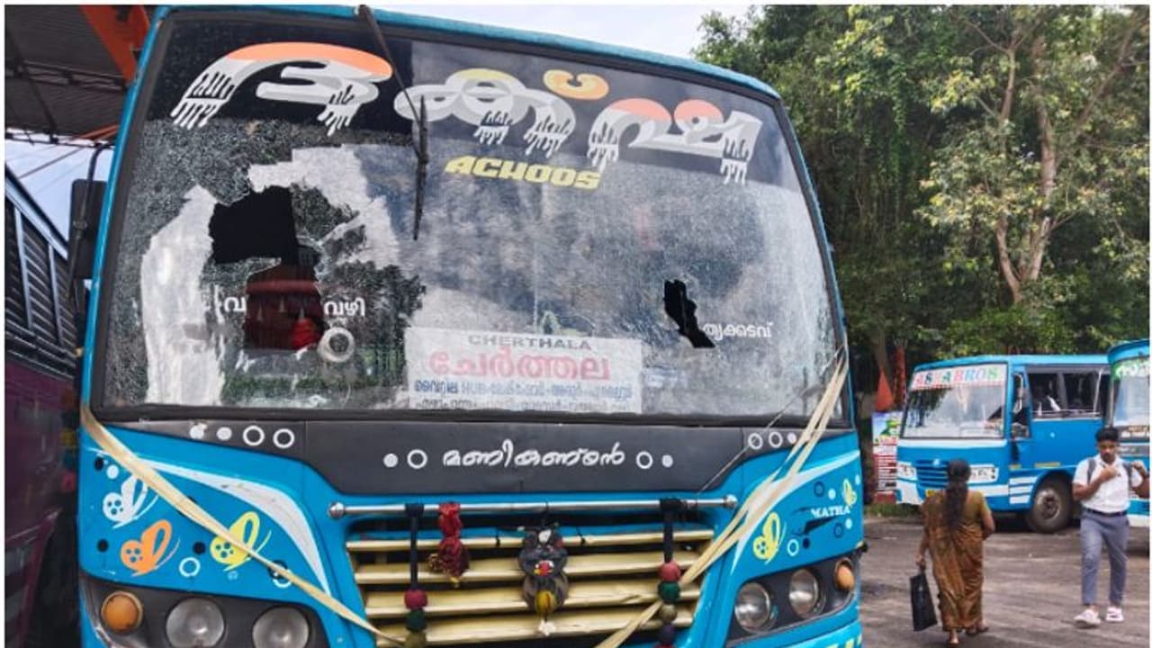 സ്വകാര്യ ബസ് തൊഴിലാളികള് തര്ക്കം, അടി; ആറ് ബസുകള് തല്ലിതകര്ത്തു, സംഭവം ചേര്ത്തലയില് സ്വകാര്യ ബസ് തൊഴിലാളികള് തര്ക്കം, അടി; ആറ് ബസുകള് തല്ലിതകര്ത്തു, സംഭവം ചേര്ത്തലയില്