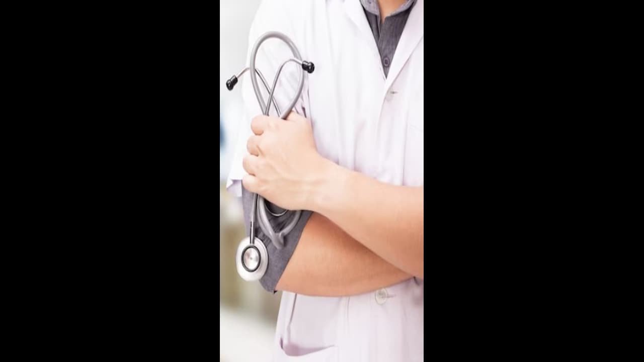 గుడివాడ ఆసుపత్రి సిబ్బంది నిర్లక్ష్యం: గుండెపోటుతో వచ్చిన రోగి మృతి గుడివాడ ఆసుపత్రి సిబ్బంది నిర్లక్ష్యం: గుండెపోటుతో వచ్చిన రోగి మృతి