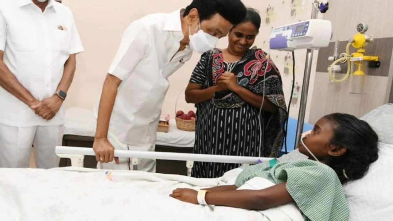 அரியவகை முகச்சிதைவு நோய்.. பாதிக்கப்பட்டு குணமடைந்த சிறுமி நேரில் சந்தித்து உதவிய முதல்வர் ஸ்டாலின்! அரியவகை முகச்சிதைவு நோய்.. பாதிக்கப்பட்டு குணமடைந்த சிறுமி நேரில் சந்தித்து உதவிய முதல்வர் ஸ்டாலின்!