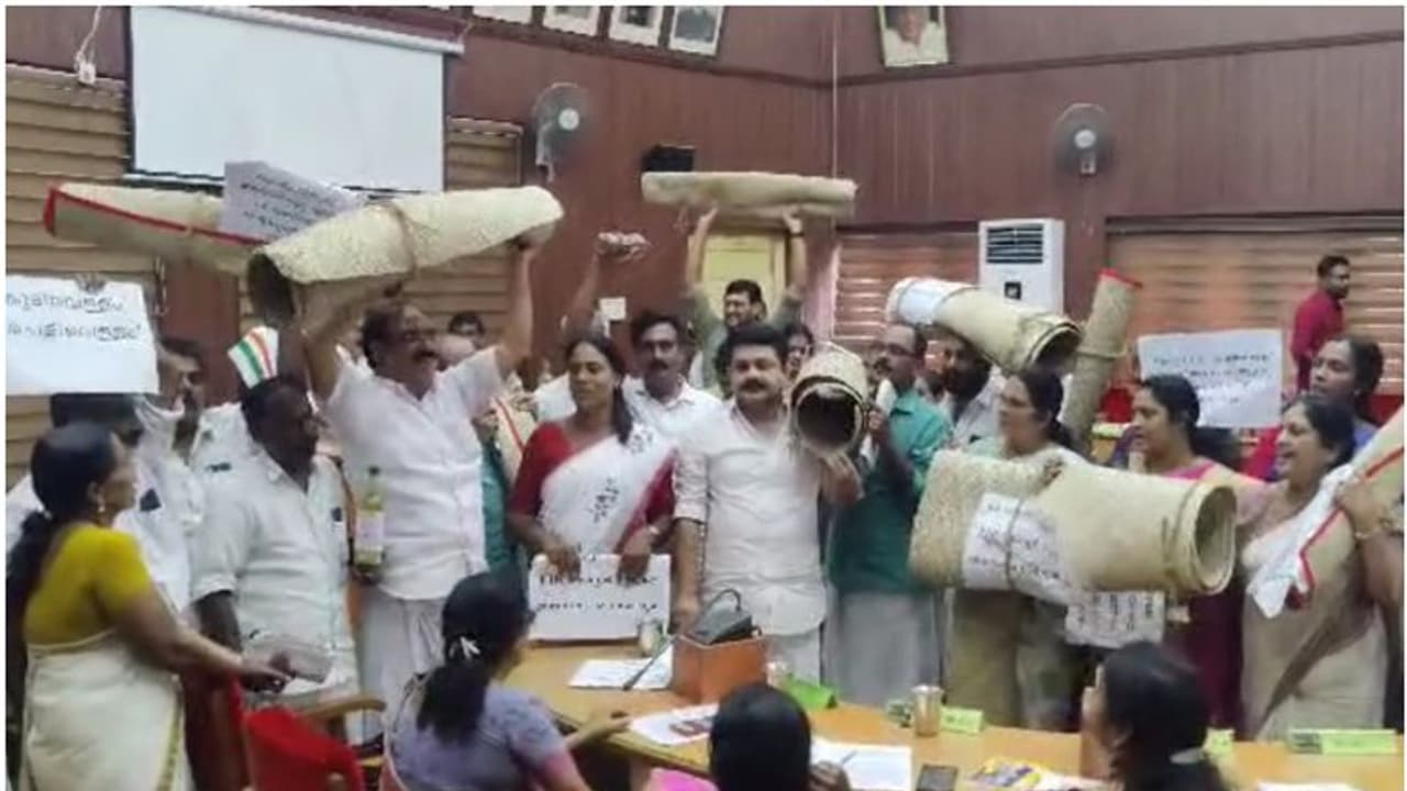 തൃശൂരില്‍ കൈതോലപ്പായയും ചെളിവെള്ളവുമായി കോൺഗ്രസ് പ്രതിഷേധം വീഡിയോ 