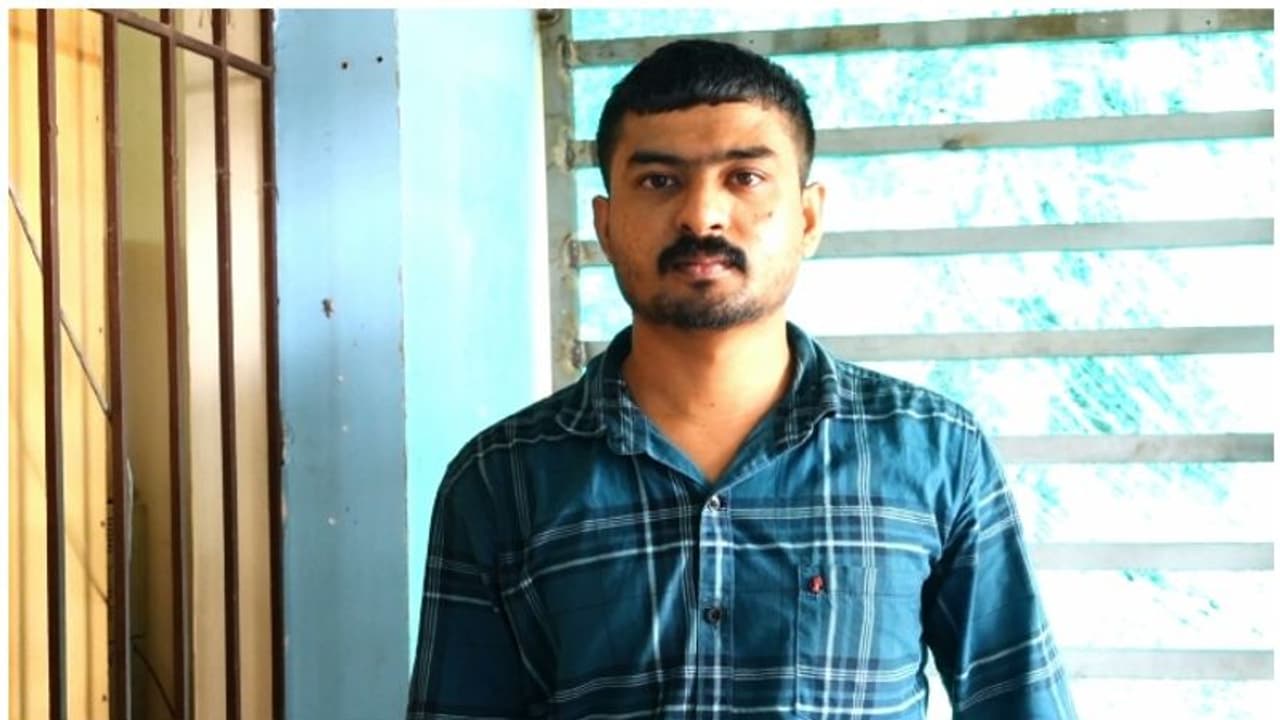 ക്ഷേത്രോത്സവം കാണാനെത്തിയ ദമ്പതികളെ വെട്ടിക്കൊലപ്പെടുത്താൻ ശ്രമം; പ്രതി അറസ്റ്റിൽ ക്ഷേത്രോത്സവം കാണാനെത്തിയ ദമ്പതികളെ വെട്ടിക്കൊലപ്പെടുത്താൻ ശ്രമം; പ്രതി അറസ്റ്റിൽ