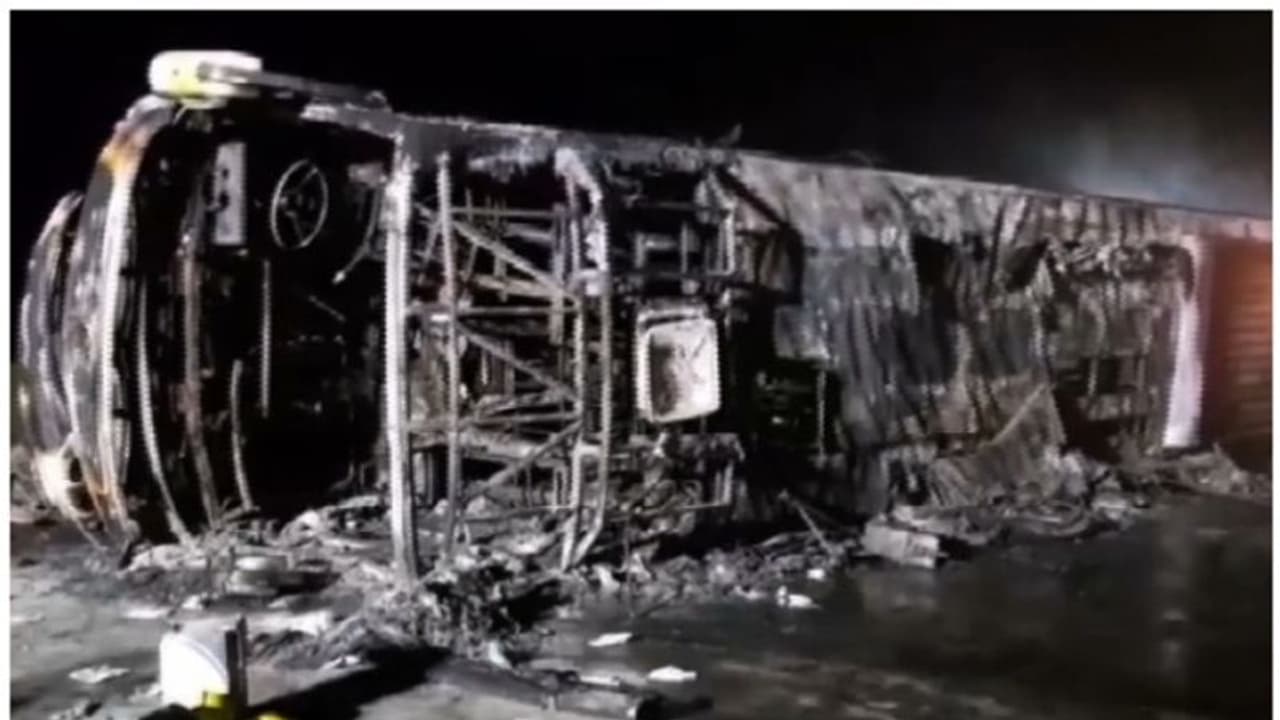 മഹാരാഷ്ട്രയിലെ ബുൽദാനയിൽ ബസിന് തീപിടിച്ചു; 3 കുട്ടികളുള്പ്പെടെ 26 പേർ വെന്തുമരിച്ചു മഹാരാഷ്ട്രയിലെ ബുൽദാനയിൽ ബസിന് തീപിടിച്ചു; 3 കുട്ടികളുള്പ്പെടെ 26 പേർ വെന്തുമരിച്ചു