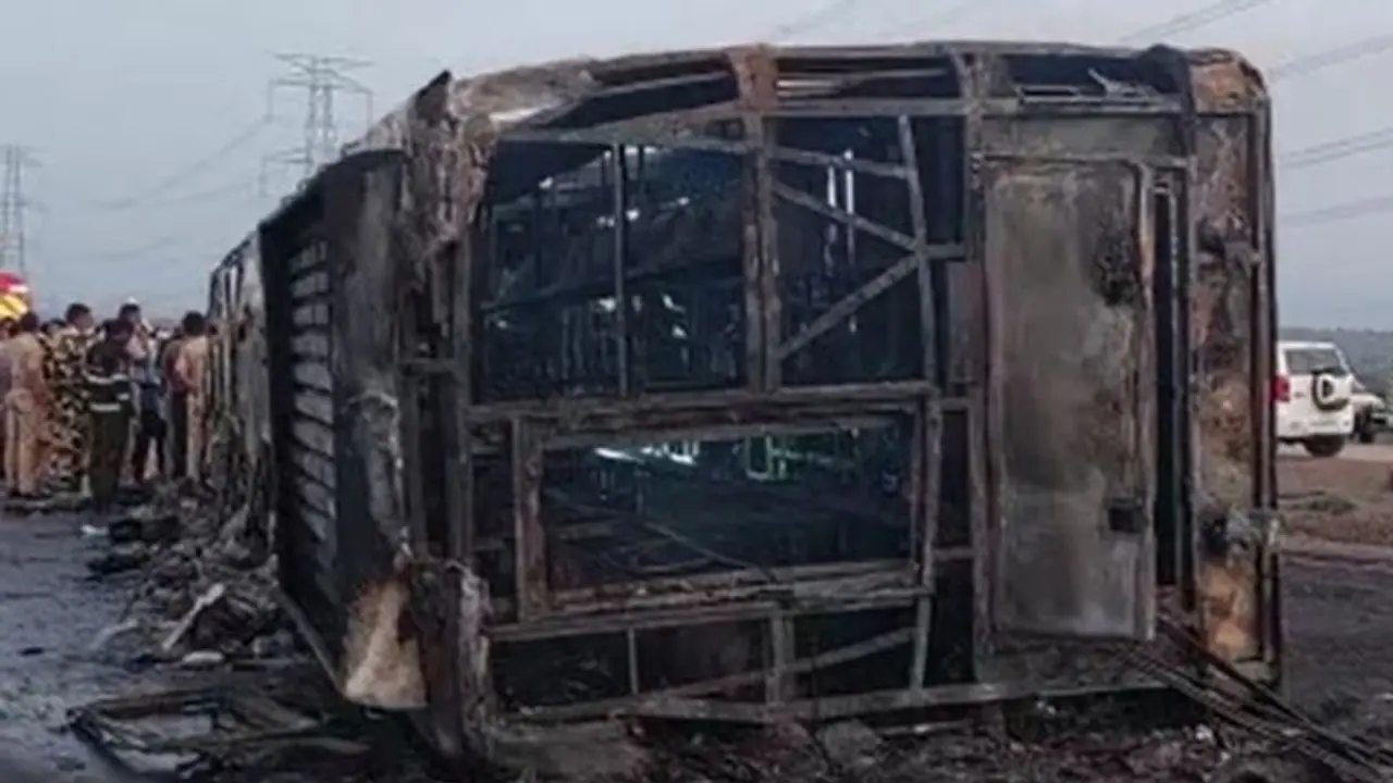 ஓடும் பேருந்தில் பயங்கர தீ விபத்து! தூங்கிக் கொண்டிருந்த பயணிகள் அலறல்.. 25 பேர் உடல் கருகி பலி..! ஓடும் பேருந்தில் பயங்கர தீ விபத்து! தூங்கிக் கொண்டிருந்த பயணிகள் அலறல்.. 25 பேர் உடல் கருகி பலி..!