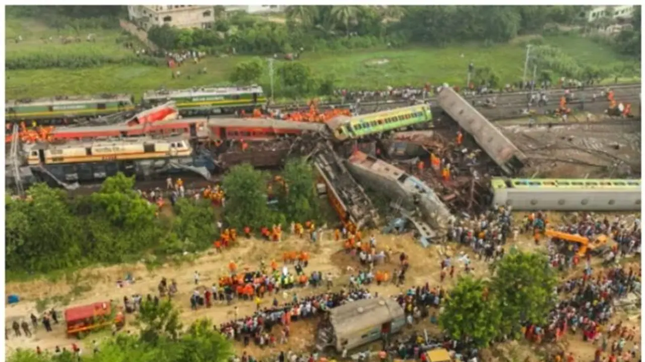 హైదరాబాద్ ఢిల్లీ మార్గంలో బాలాసోర్ తరహా రైలు ప్రమాదం అజ్ఞాత వ్యక్తి లేఖ.. అప్రమత్తమైన రైల్వే శాఖ హైదరాబాద్ ఢిల్లీ మార్గంలో బాలాసోర్ తరహా రైలు ప్రమాదం అజ్ఞాత వ్యక్తి లేఖ.. అప్రమత్తమైన రైల్వే శాఖ