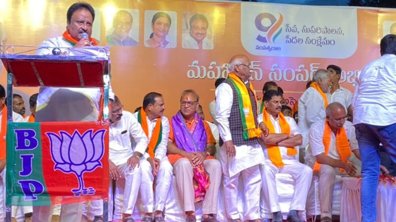 സംസ്ഥാന അധ്യക്ഷനെതിരെ ദേശീയ എക്സിക്യുട്ടീവ് അംഗം; തെലങ്കാന ബിജെപിയില് തമ്മിലടി രൂക്ഷം സംസ്ഥാന അധ്യക്ഷനെതിരെ ദേശീയ എക്സിക്യുട്ടീവ് അംഗം; തെലങ്കാന ബിജെപിയില് തമ്മിലടി രൂക്ഷം