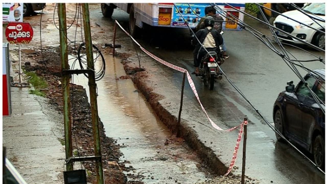 നഗരഹൃദയത്തിലെ മരണക്കുഴി: റോഡിലെ കുഴിയിൽ വീണ് ബൈക്ക് യാത്രികന്റെ തോളെല്ലും മൂന്ന് വാരിയെല്ലും ഒടിഞ്ഞു