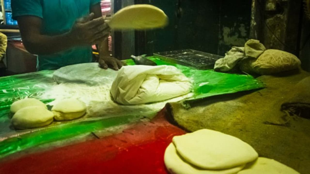 ഭക്ഷണം ലഭിക്കാൻ വൈകി, വഴിയോരക്കട അടിച്ച് പൊളിച്ച് പൊലീസുകാര്‍; നടപടി