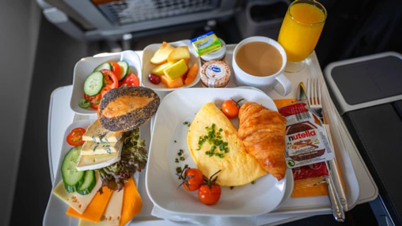 'സൗജന്യമല്ല, പോക്കറ്റ് ഫ്രണ്ട്ലി'; സ്നാക്സിന് പകരം ലോകോത്തര മെനുവുമായി എയർ ഇന്ത്യ എക്സ്പ്രസ്സ് 'സൗജന്യമല്ല, പോക്കറ്റ് ഫ്രണ്ട്ലി'; സ്നാക്സിന് പകരം ലോകോത്തര മെനുവുമായി എയർ ഇന്ത്യ എക്സ്പ്രസ്സ്