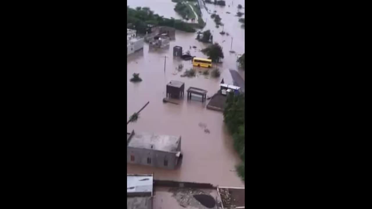 గుజరాత్ లో భారీ వర్షాలు.. వరదల్లో 11 మంది మృతి గుజరాత్ లో భారీ వర్షాలు.. వరదల్లో 11 మంది మృతి