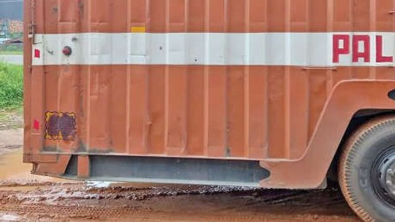 എഐ ക്യാമറയുടെ കണ്ണ് വെട്ടിക്കാന്‍ ഗ്രീസ് വച്ച് 'ടെക്നിക്'; പിന്തുടര്‍ന്ന് പിടികൂടി പിഴയിട്ട് എംവിഡി