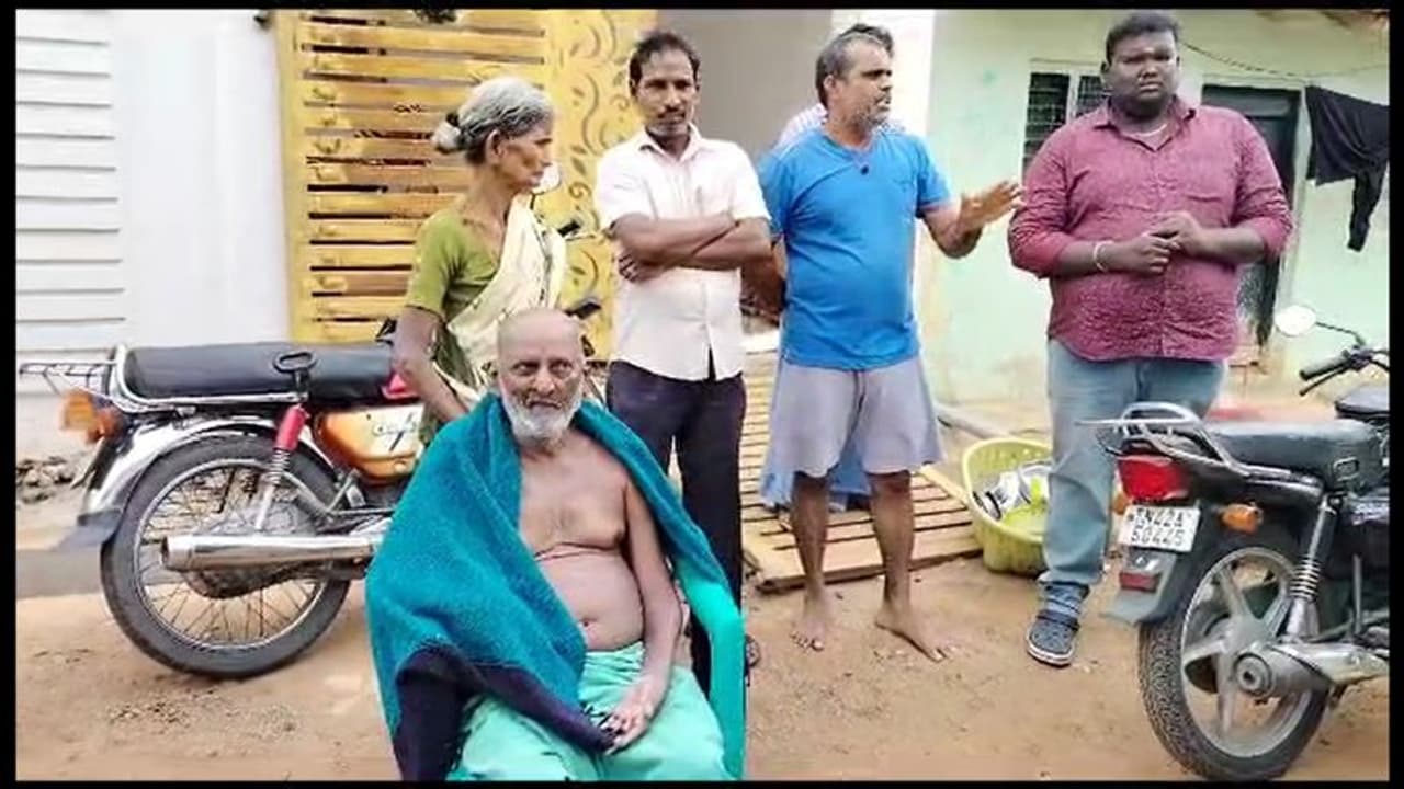 கடனை கட்டாததால் வீட்டு பொருட்களோடு சேர்த்து வீதியில் வீசப்பட்ட முதியவர்; பொதுமக்கள் அதிச்சி