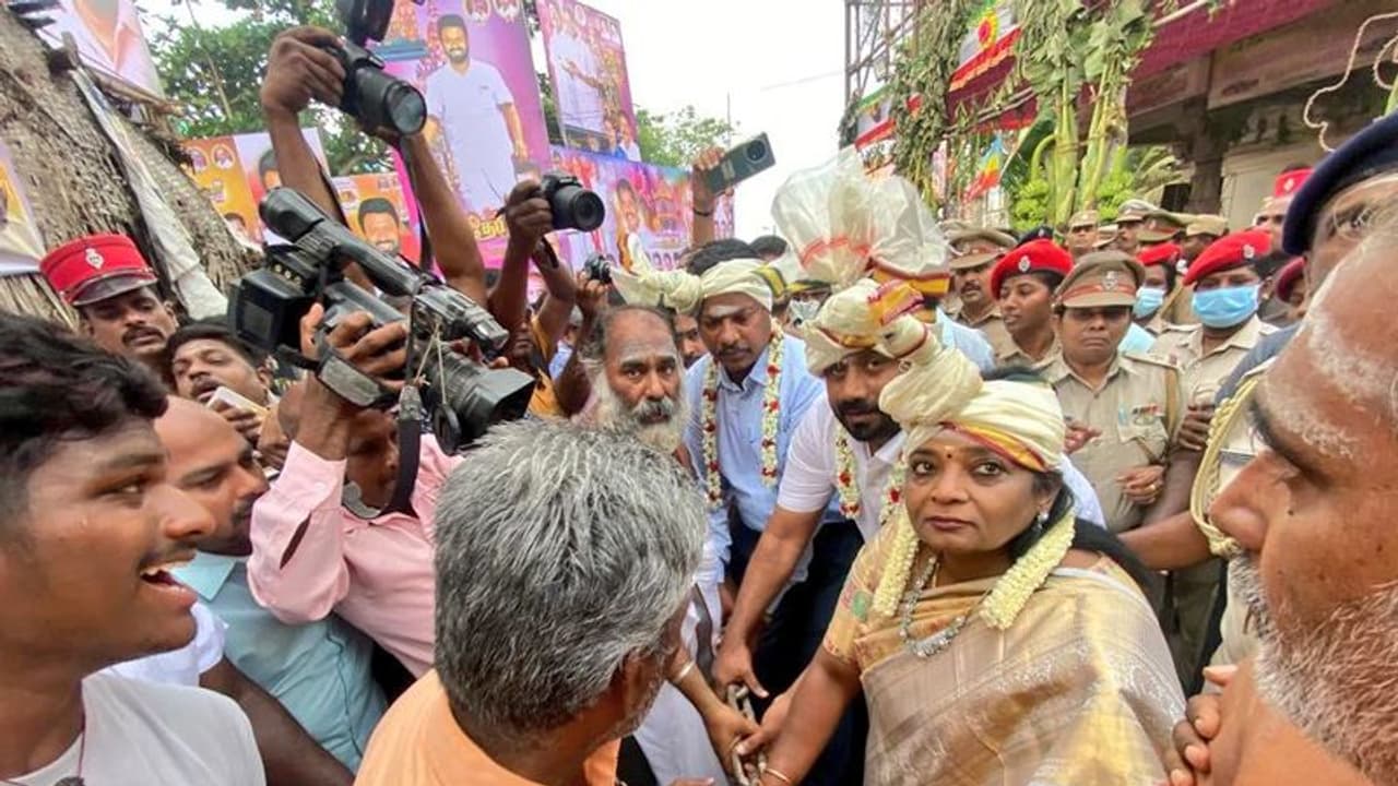 ஆயிரம் ஆண்டுகள் பழமை வாய்ந்த மூலநாதர் சுவாமி கோவில் தேரோட்டம் வடம் பிடித்து இழுத்த தமிழிசை ஆயிரம் ஆண்டுகள் பழமை வாய்ந்த மூலநாதர் சுவாமி கோவில் தேரோட்டம் வடம் பிடித்து இழுத்த தமிழிசை