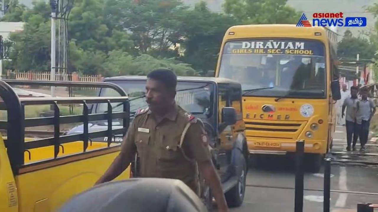 எம்.பி.க்காக ரயில்வே கேட்டை மூட விடாமல் அடாவடி செய்த திமுகவினர் நிலக்கோட்டையில் பெரும் விபத்து தவிர்ப்பு