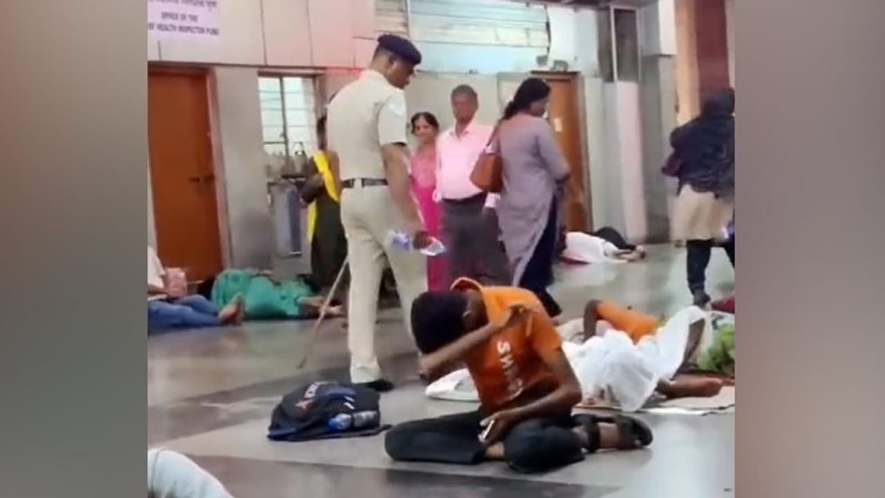 மனிதாபிமானம் செத்துருச்சு! தூங்கும் பயணிகளை தண்ணீரைக் கொட்டி எழுப்பும் ரயில்வே போலீஸ்!