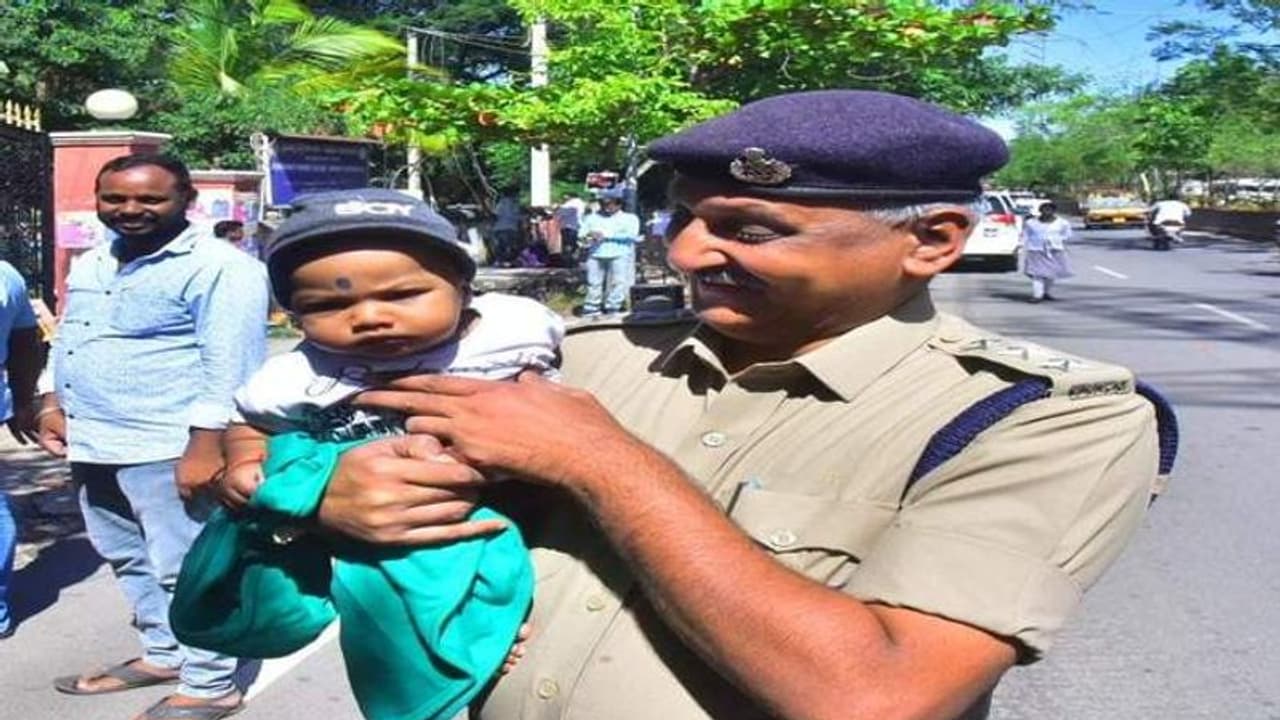 గ్రూప్ 4 ఎగ్జామ్ : చంటి బిడ్డతో పరీక్ష కేంద్రానికి తల్లిదండ్రులు .. పోలీసుల మానవత్వం, చిన్నారికి లాలన గ్రూప్ 4 ఎగ్జామ్ : చంటి బిడ్డతో పరీక్ష కేంద్రానికి తల్లిదండ్రులు .. పోలీసుల మానవత్వం, చిన్నారికి లాలన