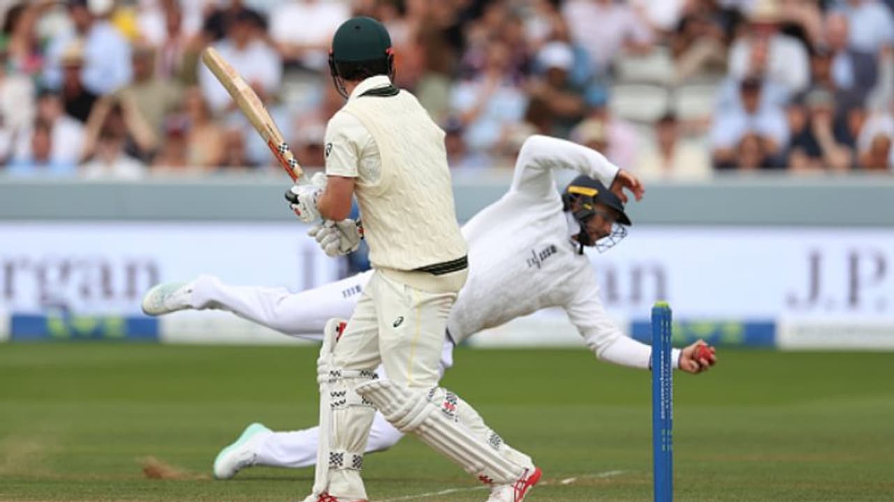 ജോറായി ജോ റൂട്ടിന്റെ ഒറ്റകൈയന് പറക്കും ക്യാച്ച്; കരിയറിലെ ഏറ്റവും മികച്ചത്, റെക്കോര്ഡ് വീഡിയോ ജോറായി ജോ റൂട്ടിന്റെ ഒറ്റകൈയന് പറക്കും ക്യാച്ച്; കരിയറിലെ ഏറ്റവും മികച്ചത്, റെക്കോര്ഡ് വീഡിയോ