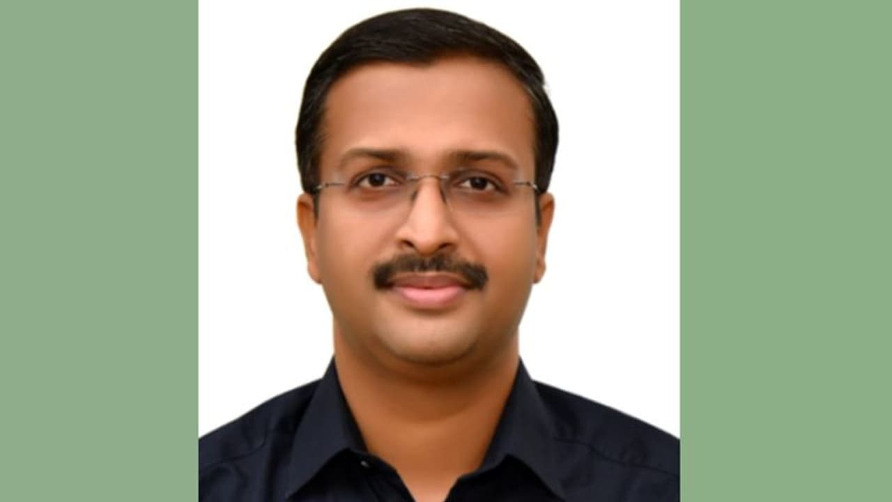 ബസിൽ കുഴഞ്ഞുവീണ സഹയാത്രികനെ രക്ഷിക്കാൻ ഓടി നടന്ന തൃശൂരിലെ ഡോക്ടറുടെ കഥ! ബസിൽ കുഴഞ്ഞുവീണ സഹയാത്രികനെ രക്ഷിക്കാൻ ഓടി നടന്ന തൃശൂരിലെ ഡോക്ടറുടെ കഥ!