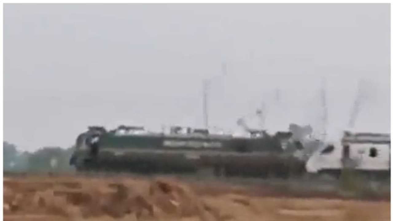 వందేభారత్ ట్రైన్‌ను పాత రైల్ ఇంజిన్ లాక్కెళ్లుతున్న వీడియో వైరల్.. కేంద్రంపై విమర్శలు.. రైల్వే శాఖ వివరణ ఇదే!