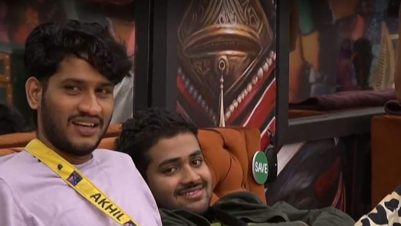 ജുനൈസ് ഇല്ലെങ്കില് അഖില് മാരാരുണ്ടോ, അല്ലെടാ; ജുനൈസിനോട് അഖില് ജുനൈസ് ഇല്ലെങ്കില് അഖില് മാരാരുണ്ടോ, അല്ലെടാ; ജുനൈസിനോട് അഖില്