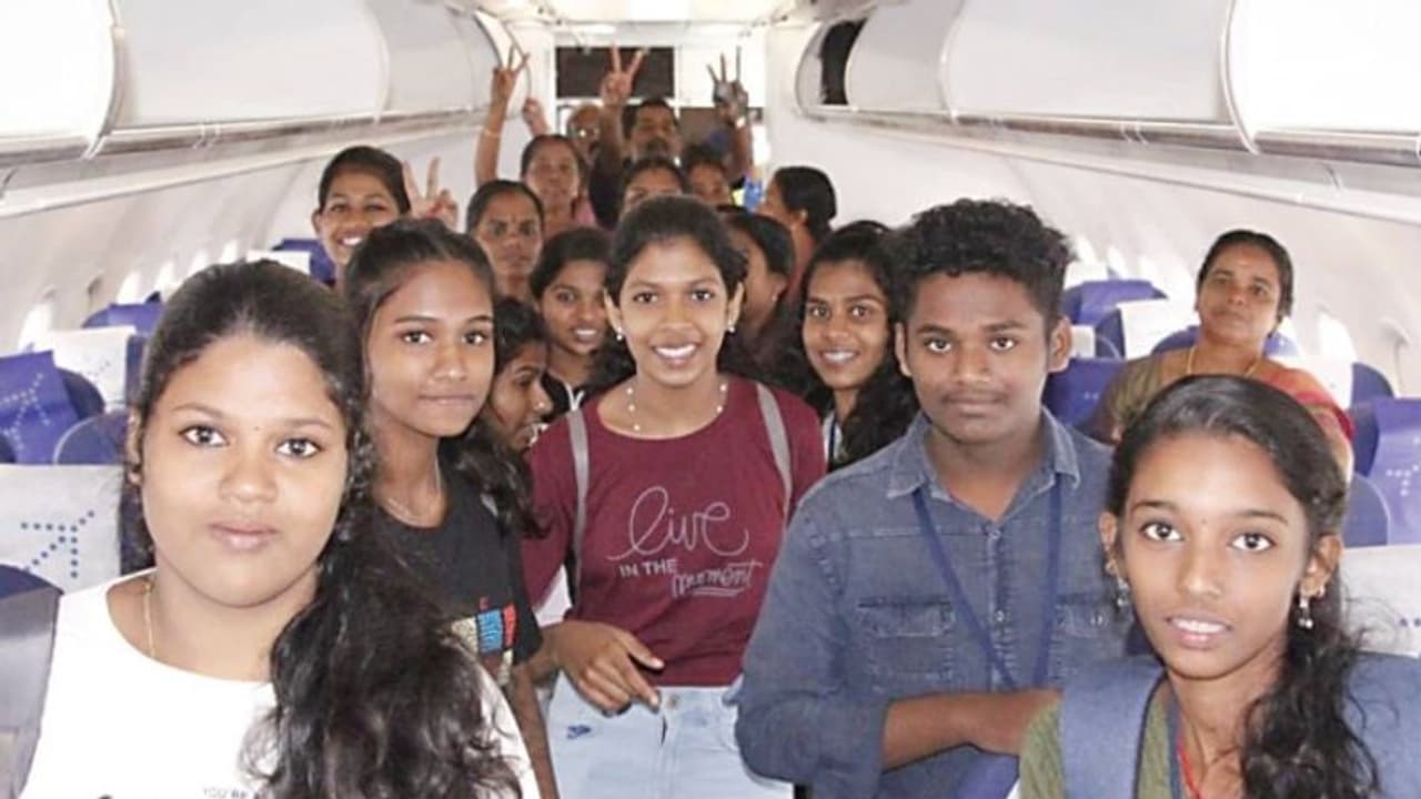 കുടംബശ്രീ എഡിഎസ് വാക്കു പാലിച്ചു; അവർക്ക് ആദ്യമായി 'സ്വപ്നങ്ങളിലെ ചിറക്' മുളച്ചു, അവർ പറന്നു!