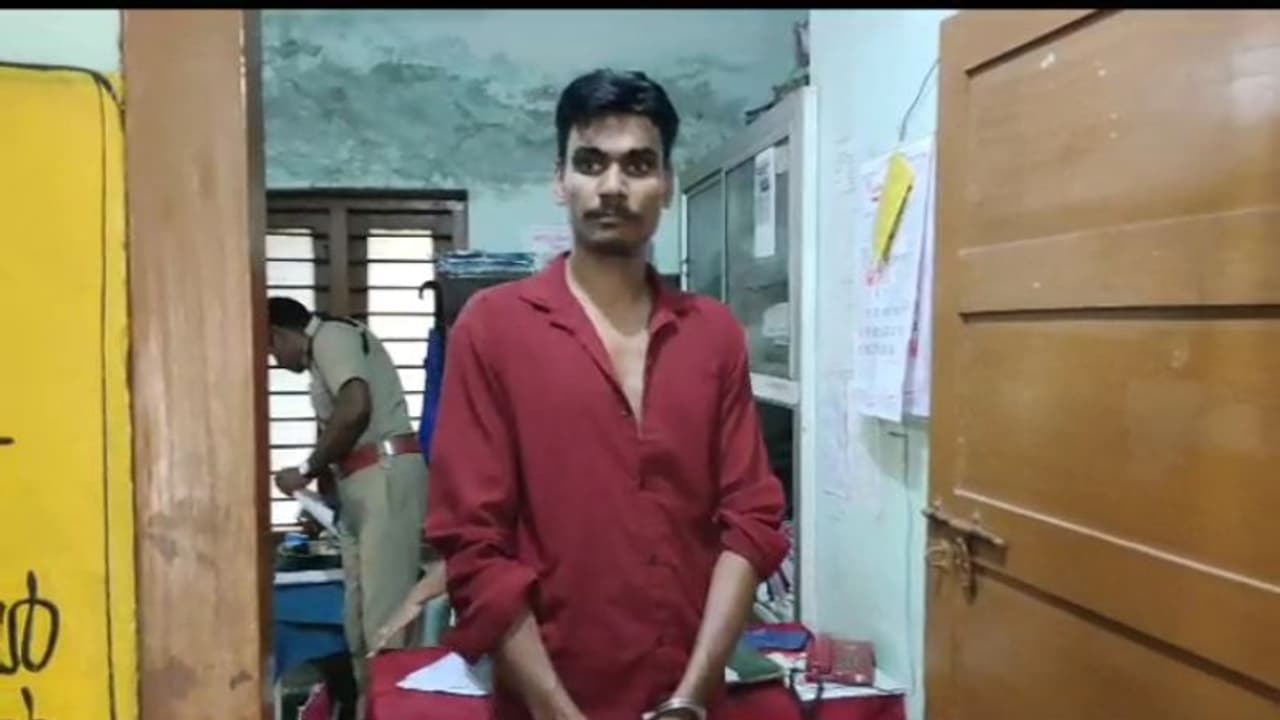 വർക്കല കൂൾഡ്രിങ്ക്സ് കടകളിൽ മാസങ്ങൾക്ക് മുമ്പ് പരിശോധിച്ചു, ഒന്നുമില്ല, കാത്തിരുന്ന് കയ്യോടെ പൊക്കി എക്സൈസ്! വർക്കല കൂൾഡ്രിങ്ക്സ് കടകളിൽ മാസങ്ങൾക്ക് മുമ്പ് പരിശോധിച്ചു, ഒന്നുമില്ല, കാത്തിരുന്ന് കയ്യോടെ പൊക്കി എക്സൈസ്!