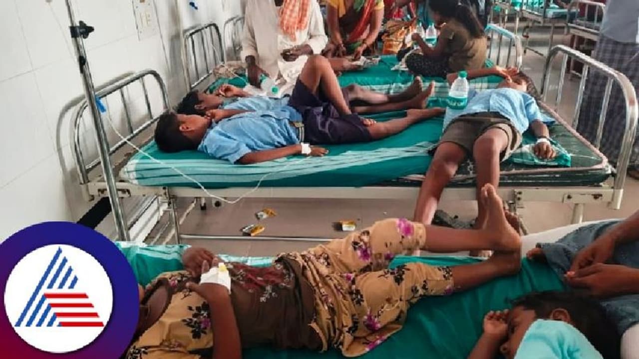 ಹಲ್ಲಿ ಬಿದ್ದ ಬಿಸಿಯೂಟ ಸೇವಿಸಿದ 49 ವಿದ್ಯಾರ್ಥಿಗಳು ಅಸ್ವಸ್ಥ ಹಲ್ಲಿ ಬಿದ್ದ ಬಿಸಿಯೂಟ ಸೇವಿಸಿದ 49 ವಿದ್ಯಾರ್ಥಿಗಳು ಅಸ್ವಸ್ಥ