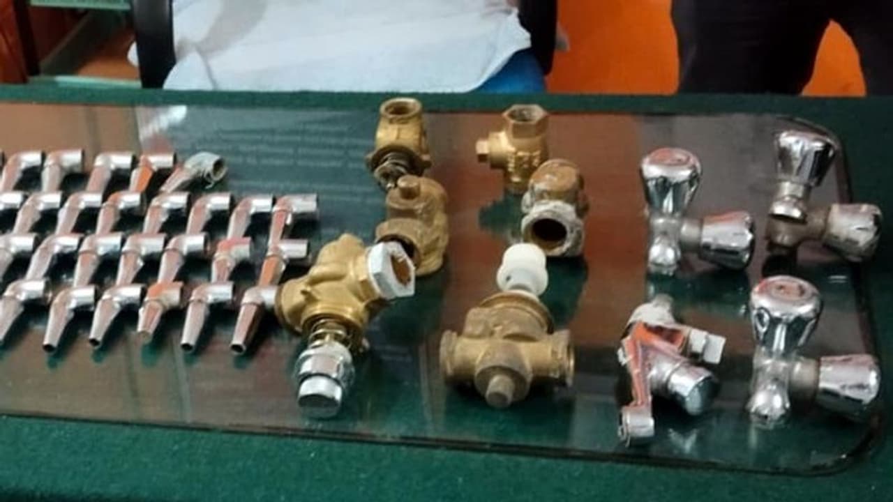 ಬೆಂಗಳೂರು: ರೈಲಲ್ಲಿ ಶೌಚಕ್ಕೆ ಹೋಗುವ ನೆಪದಲ್ಲಿ ನಲ್ಲಿ ಕದಿಯುತ್ತಿದ್ದ ಇಬ್ಬರ ಬಂಧನ