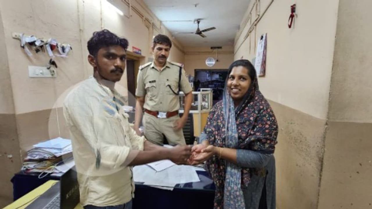 ബസിലെ തിരക്കിനിടയില് കളഞ്ഞ് കിട്ടി സ്വര്ണം, ഉടമയെ കണ്ടെത്തി തിരികെ നല്കി സ്വകാര്യ ബസ് കണ്ടക്ടര് ബസിലെ തിരക്കിനിടയില് കളഞ്ഞ് കിട്ടി സ്വര്ണം, ഉടമയെ കണ്ടെത്തി തിരികെ നല്കി സ്വകാര്യ ബസ് കണ്ടക്ടര്