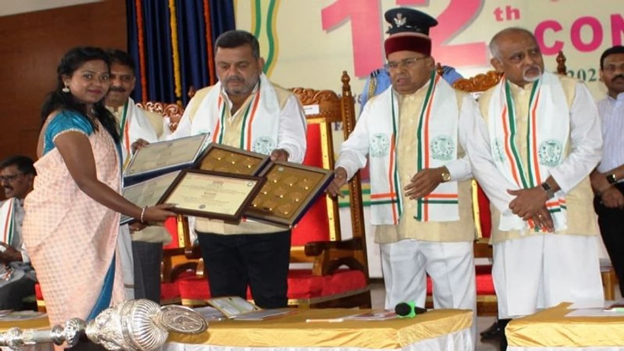 ಬಾಗಲಕೋಟೆ ತೋವಿವಿ ಘಟಿಕೊತ್ಸವ: ಕೋಲಾರದ ಕಿರಾಣಿ ವ್ಯಾಪಾರಿ ಮಗಳಿಗೆ 16 ಚಿನ್ನದ ಪದಕ ಬಾಗಲಕೋಟೆ ತೋವಿವಿ ಘಟಿಕೊತ್ಸವ: ಕೋಲಾರದ ಕಿರಾಣಿ ವ್ಯಾಪಾರಿ ಮಗಳಿಗೆ 16 ಚಿನ್ನದ ಪದಕ