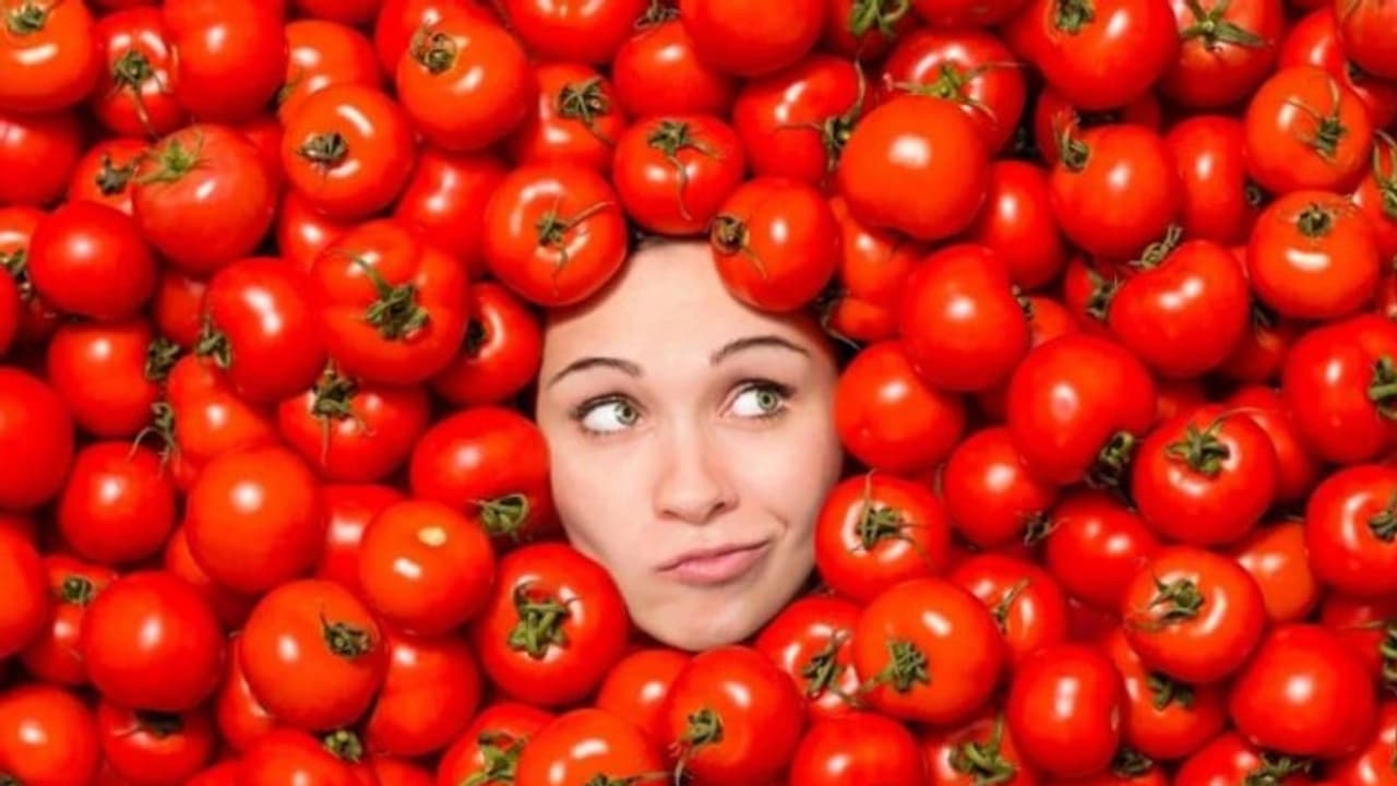 Tomato Price: టమాటా ధర ఎందుకు పెరుగుతోంది..? కారణాలు తెలిస్తే వంటింట్లో మహిళలకు కన్నీళ్లు ఆగవేమో...