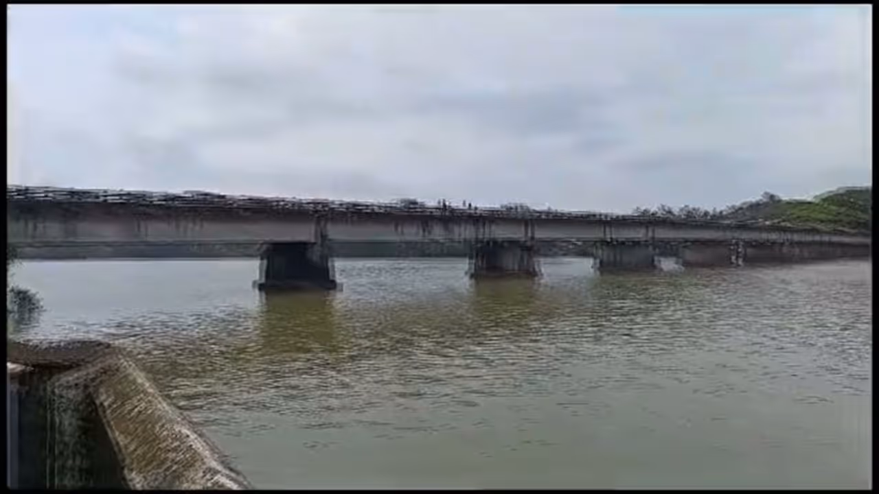 ദമ്പതികൾ ഫറോക്ക് പാലത്തിൽ നിന്ന് പുഴയിലേക്ക് ചാടി, ഭാര്യയെ രക്ഷപ്പെടുത്തി, ഭർത്താവിനായി തിരച്ചിൽ ദമ്പതികൾ ഫറോക്ക് പാലത്തിൽ നിന്ന് പുഴയിലേക്ക് ചാടി, ഭാര്യയെ രക്ഷപ്പെടുത്തി, ഭർത്താവിനായി തിരച്ചിൽ