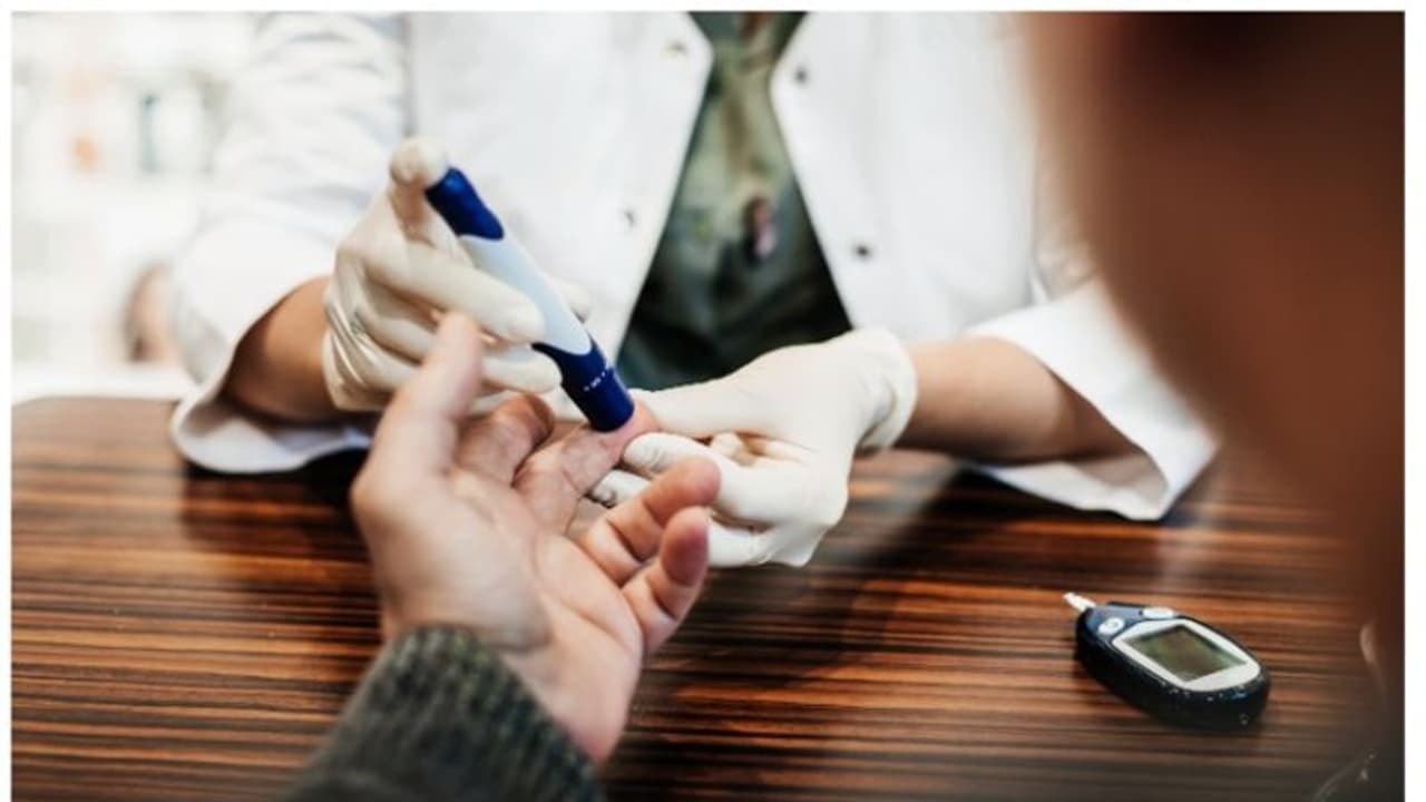 പ്രമേഹമുള്ളവരിൽ ഗ്ലൂക്കോസ് നില പെട്ടെന്ന് കൂടിയാൽ ഉണ്ടാകാവുന്ന അഞ്ച് ലക്ഷണങ്ങൾ പ്രമേഹമുള്ളവരിൽ ഗ്ലൂക്കോസ് നില പെട്ടെന്ന് കൂടിയാൽ ഉണ്ടാകാവുന്ന അഞ്ച് ലക്ഷണങ്ങൾ