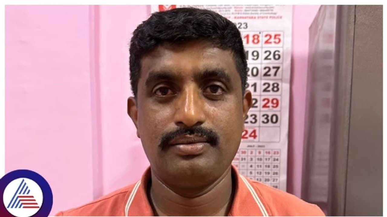 Bengaluru: ರಕ್ಷಣೆ ನೀಡಲು 3 ಲಕ್ಷ ರೂ ಲಂಚಕ್ಕೆ ಬೇಡಿಕೆ ಇಟ್ಟ ಮುಖ್ಯಪೇದೆ! ಹಣ ತೆಗೆದುಕೊಳ್ಳುವಾಗ ಲೋಕಾ ಬಲೆಗೆ Bengaluru: ರಕ್ಷಣೆ ನೀಡಲು 3 ಲಕ್ಷ ರೂ ಲಂಚಕ್ಕೆ ಬೇಡಿಕೆ ಇಟ್ಟ ಮುಖ್ಯಪೇದೆ! ಹಣ ತೆಗೆದುಕೊಳ್ಳುವಾಗ ಲೋಕಾ ಬಲೆಗೆ