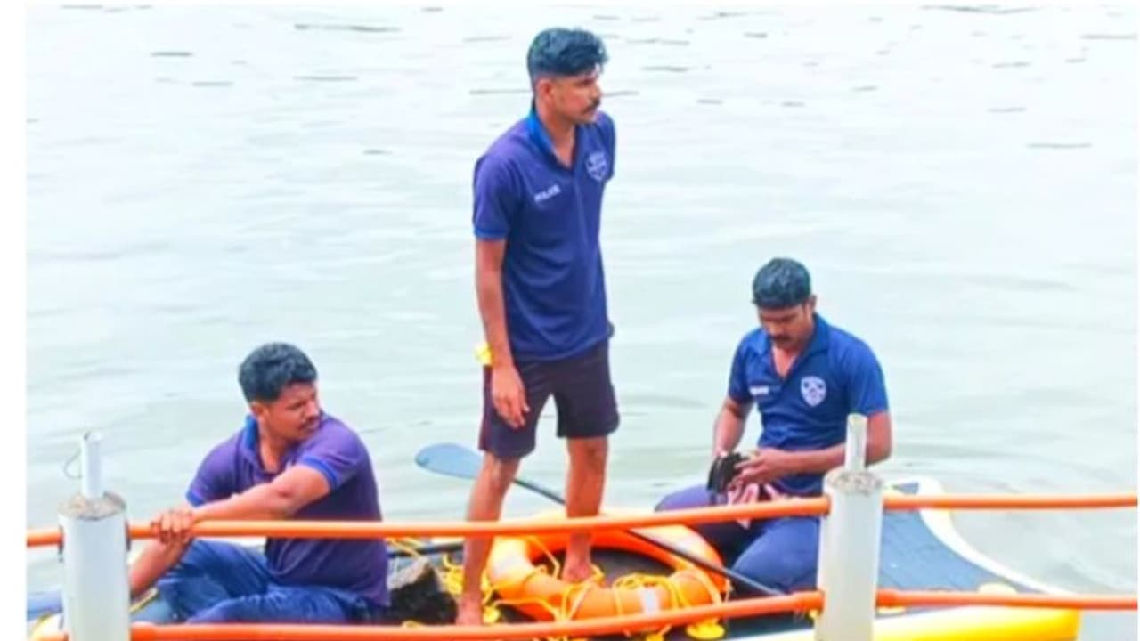 വിവാഹം കഴിഞ്ഞത് 6 മാസം മുമ്പ്, കാരണം കുടുംബപ്രശ്നം; ഫറോക്ക് പുഴയിൽ ചാടിയ യുവാവിനായി തിരച്ചിൽ തുടരുന്നു വിവാഹം കഴിഞ്ഞത് 6 മാസം മുമ്പ്, കാരണം കുടുംബപ്രശ്നം; ഫറോക്ക് പുഴയിൽ ചാടിയ യുവാവിനായി തിരച്ചിൽ തുടരുന്നു