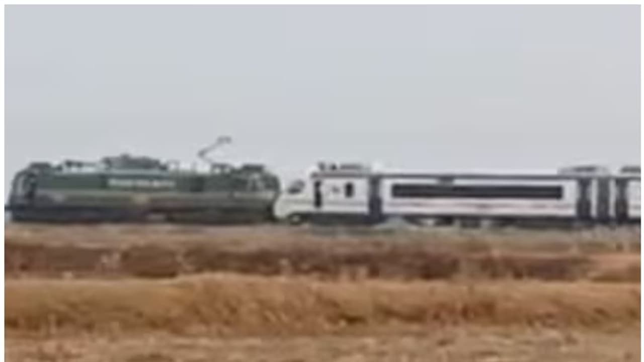 വന്ദേ ഭാരതിനെ കെട്ടിവലിച്ച് പോകുന്ന വീഡിയോ വൈറൽ! സംഭവമെന്ത്? വിവരിച്ച് റെയിൽവെ വന്ദേ ഭാരതിനെ കെട്ടിവലിച്ച് പോകുന്ന വീഡിയോ വൈറൽ! സംഭവമെന്ത്? വിവരിച്ച് റെയിൽവെ